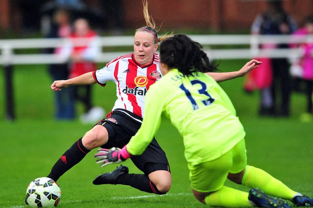 Beth Mead playing for Sunderland against Everton in 2015.
