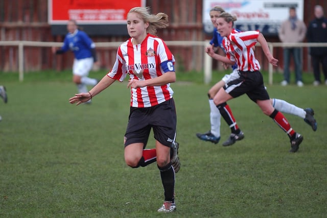 Steph Houghton playing for Sunderland in 2006.
