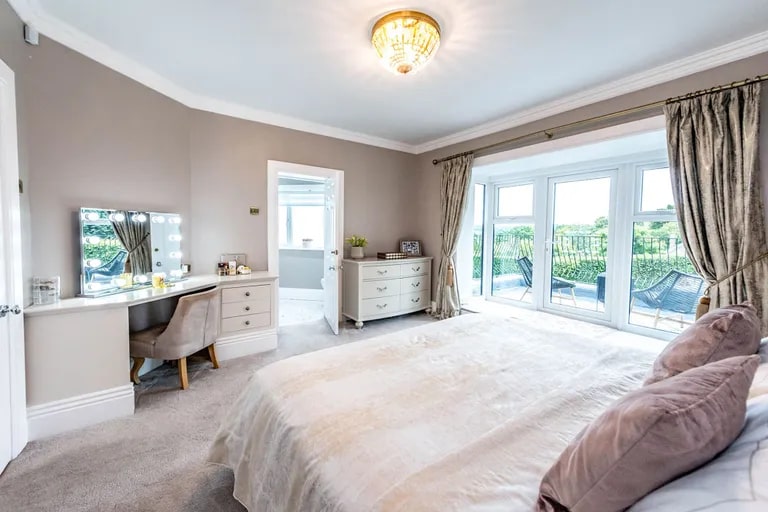 The master suite has a large bedroom space, modern en-suite and private balcony. (Photo courtesy of Zoopla)