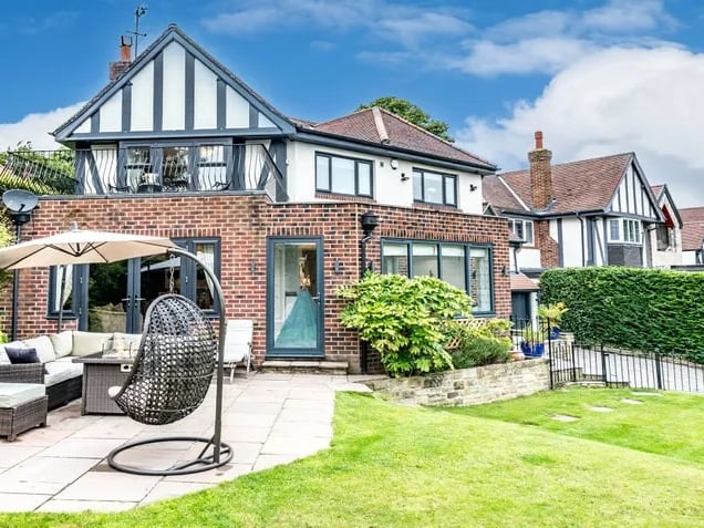 The property benefits from a "stunning" garden. (Photo courtesy of Zoopla)