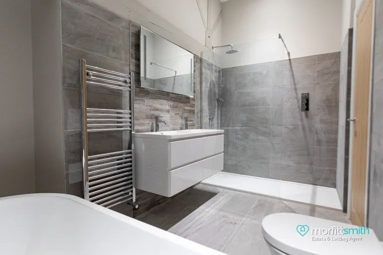 This is the master en-suite bathroom. (Photo courtesy of Zoopla)