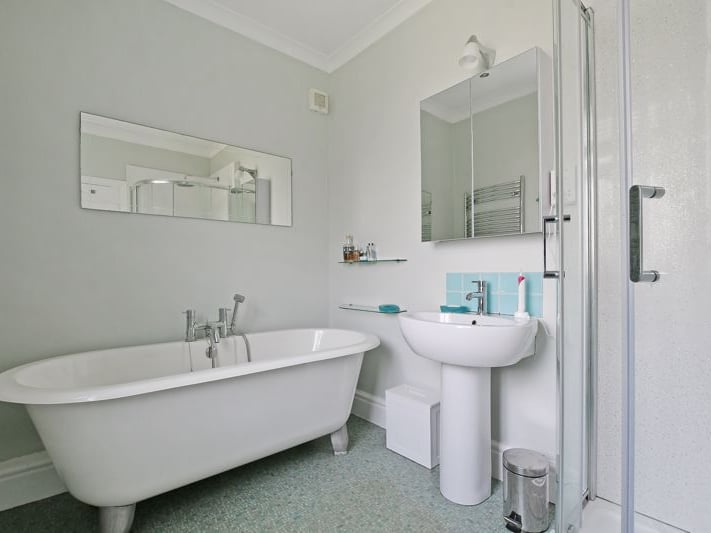The first floor comes with this four piece family bathroom. (Photo courtesy of Zoopla)