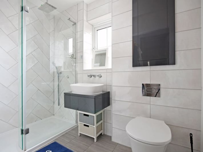 The bathroom and en-suite in this home have lovely modern finishes. (Photo courtesy of Zoopla)