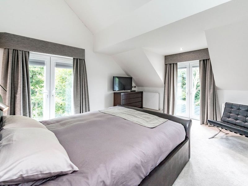 The master bedroom has both an en-suite and walk-in wardrobe. (Photo courtesy of Zoopla)