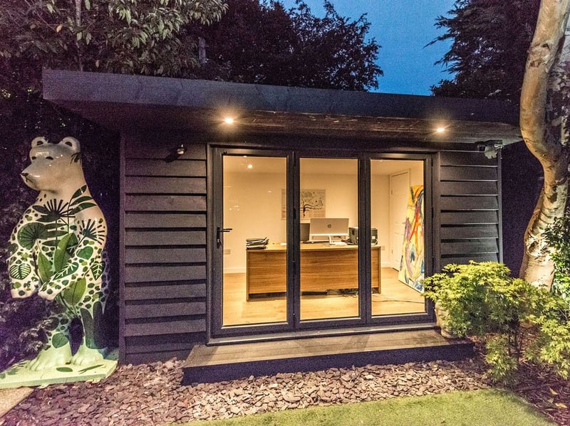 An outbuilding to the rear contains a very modern office space. (Photo courtesy of Zoopla)