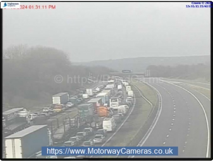 M1 closed in both directions near Barnsley police on scene