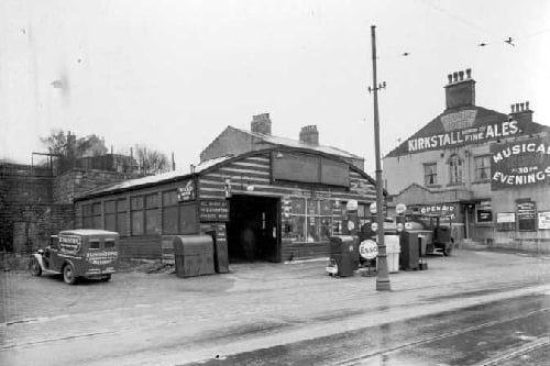 Randerson Brothers, motor engineers on Commercial Road, Watson Place. George Hotel (owned by William Paul) can be seen on the right. Pictured in April 1937.