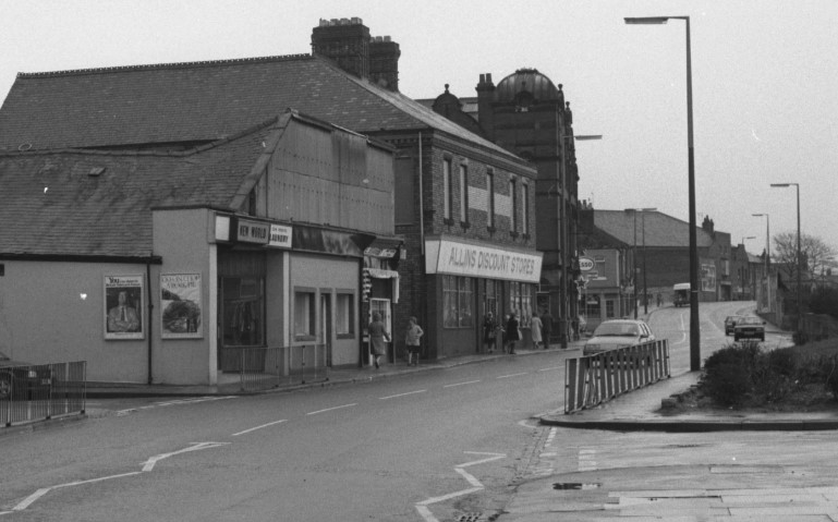 Allins Discount Stores was getting plenty of interest in this Hylton Road photo from November 1984.