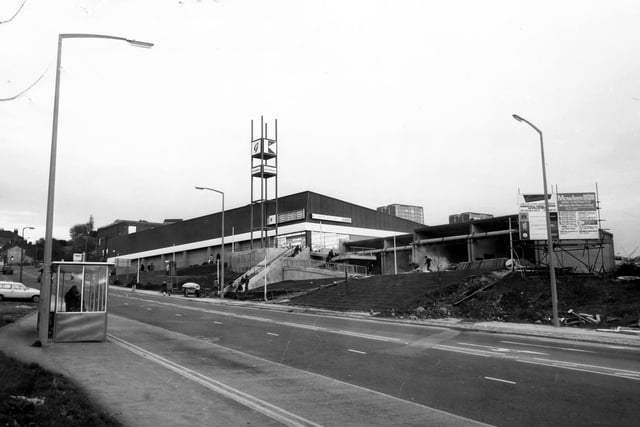 The Kirkstall Lane store opened in November 1979 and boasted a tall advertising tower in front. 