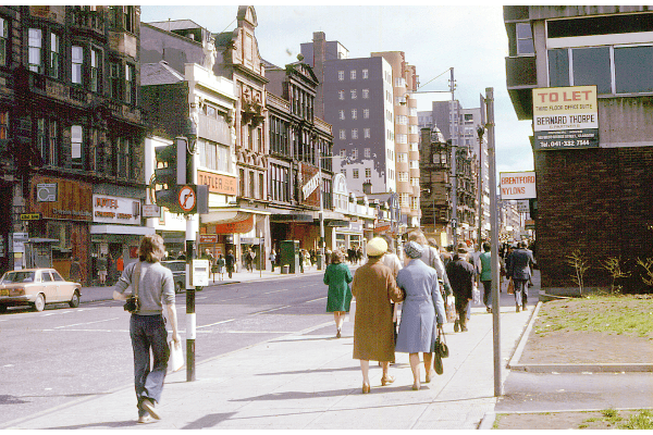 Shoppers pictured on Sauchiehall Street in 1975 on a sunny day. 