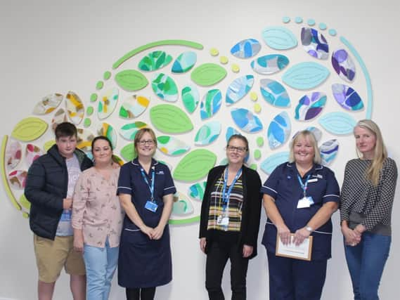 Skyes brother, Mikey and mum, Helen, with Claire Croxall (NHS Blood & Transplant), Mir Jansen (Arts in Health team), Helen Brown (Organ Donation Services Team) and artist, Stella Corrall.