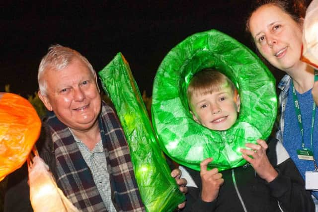 Shiregreen Lantern Parade to help celebrate the 10 Anniversary of Sanctuary Housing Association

  04 December 2016
  Copyright Paul David Drabble
  www.pauldaviddrabble.photoshelter.com