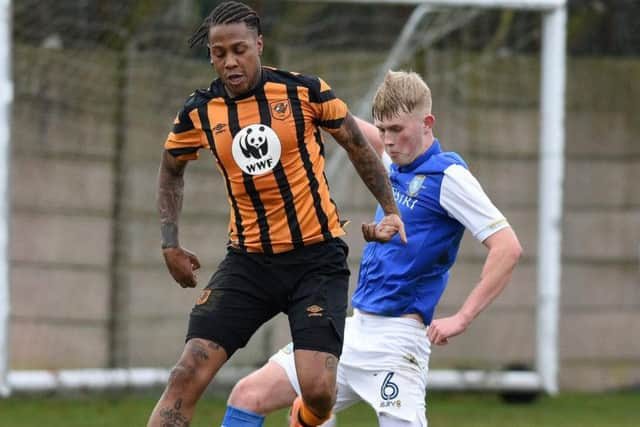 Hull's Abel Hernandez flicks the ball towards goal