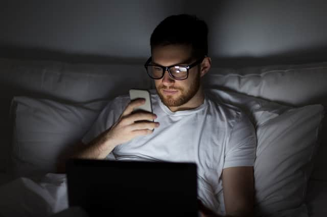 The light from screens interferes with your sleep (Photo: Shutterstock)